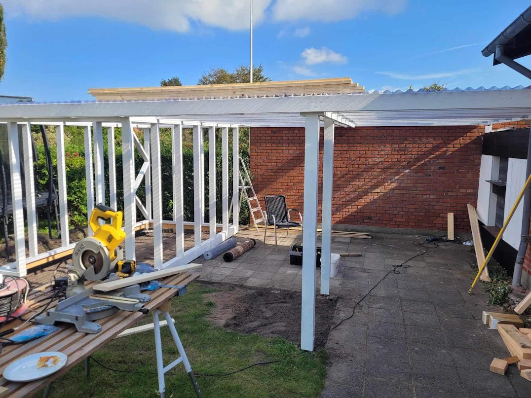 Overdækket terrasse med skur Overdækket terrasse med skur